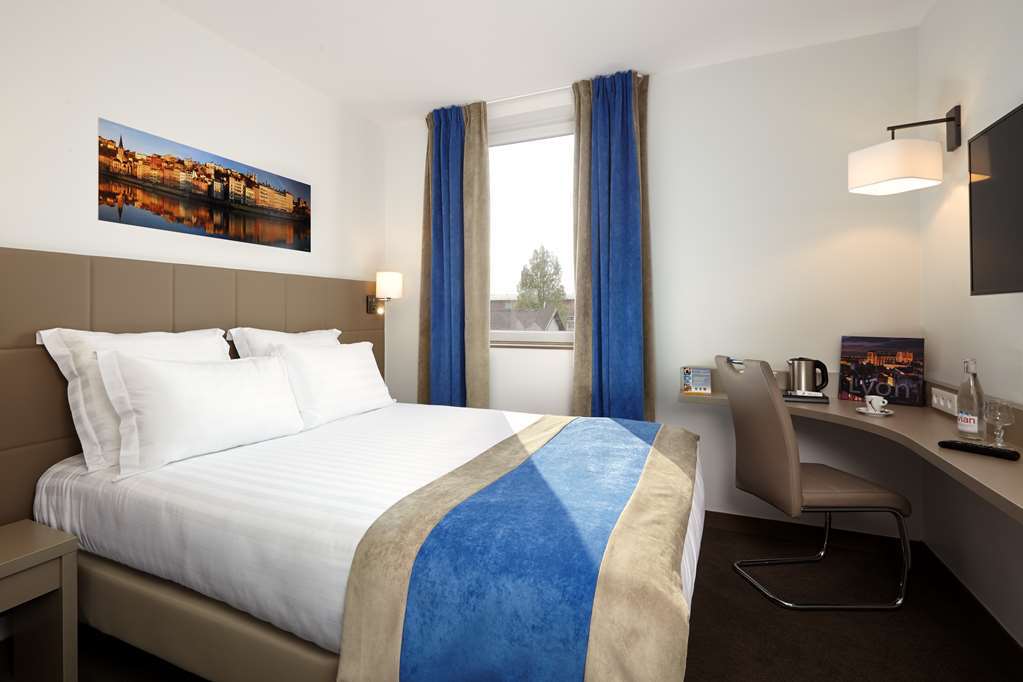 Kyriad Lyon Est Stadium Eurexpo Hotel 3*