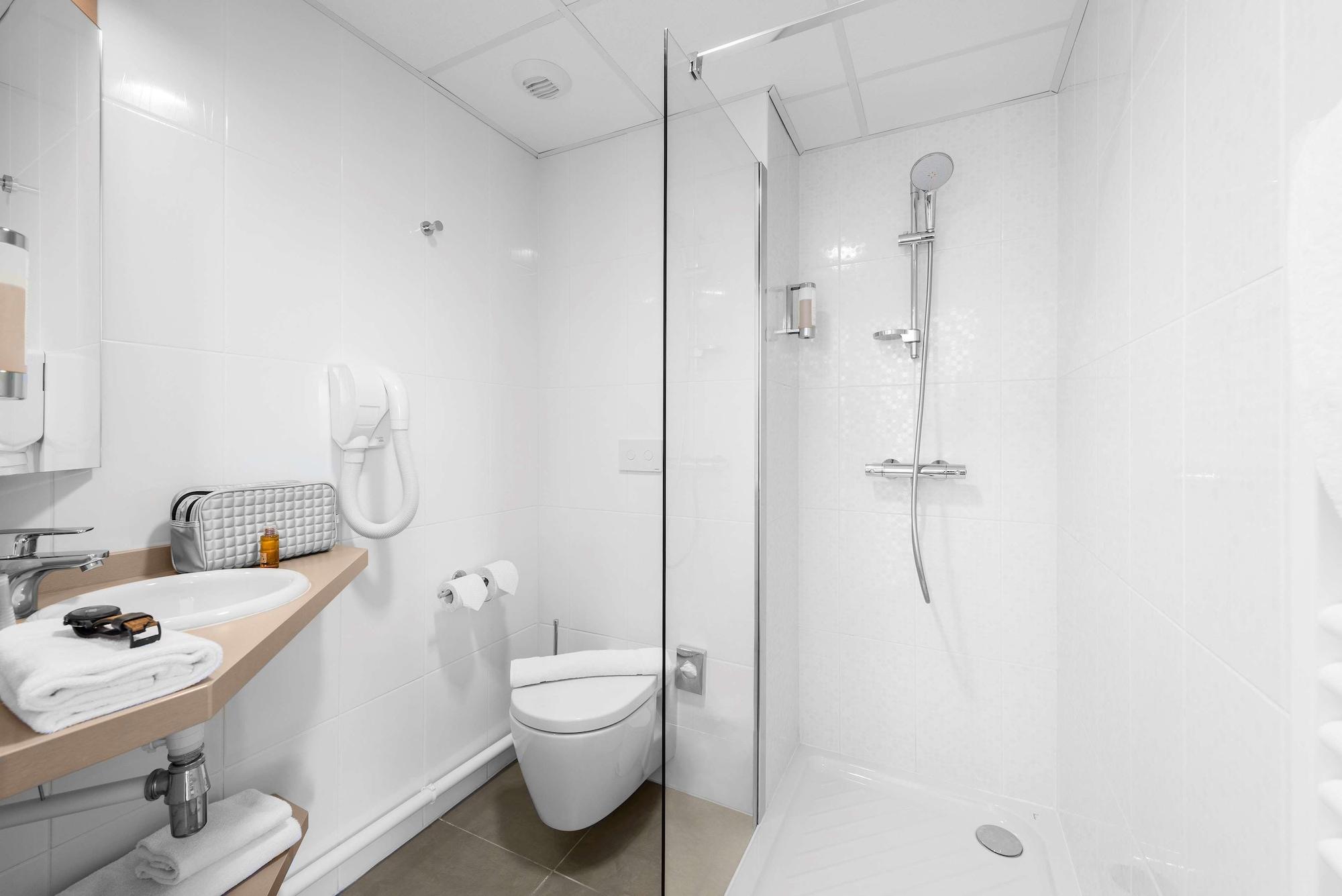 Kyriad Lyon Est Stadium Eurexpo Hotel 3*