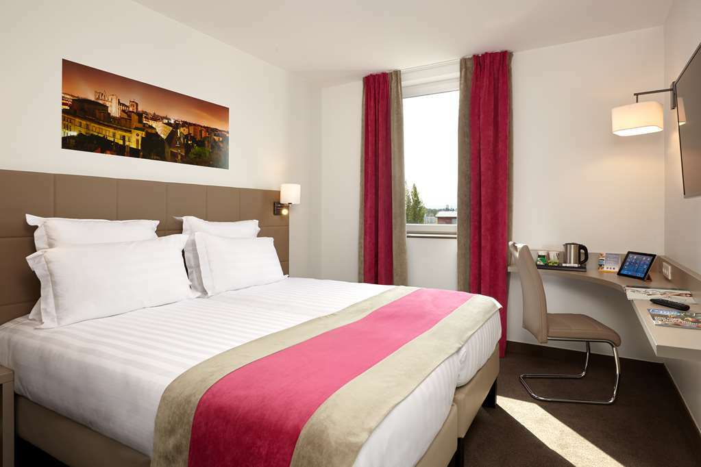Kyriad Lyon Est Stadium Eurexpo Hotel 3*
